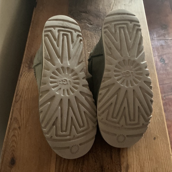 Ugg Ultra mini boot olive size 8 - Picture 2 of 7